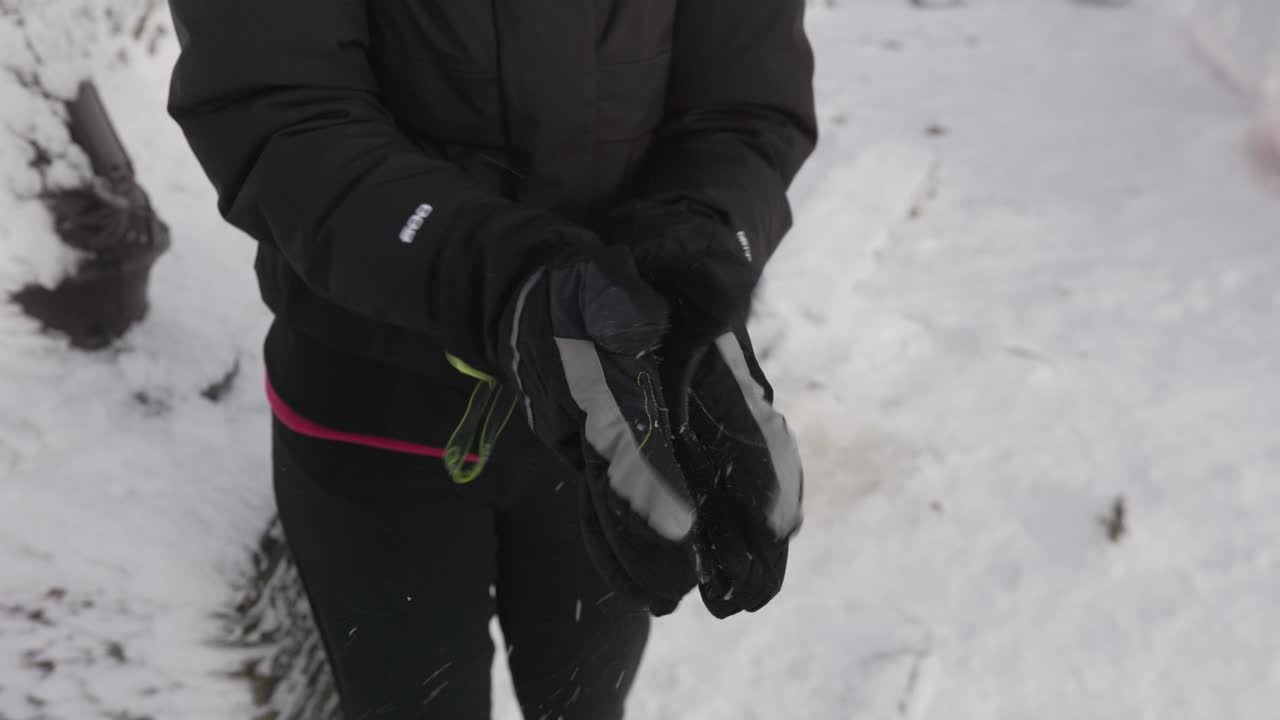 chica aplaudiendo con nieve en guantes, nieve invierno, cámara lenta