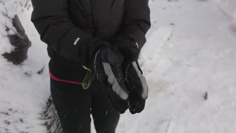 Mädchen-Klatscht-Mit-Schnee-In-Handschuhen,-Schnee-Im-Winter,-Zeitlupe