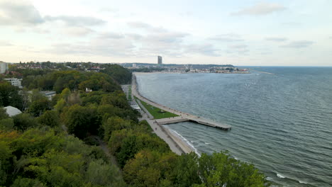 la belle station balnéaire touristique de gdynia, en pologne, avec des arbres verts et une mer calme - vue aérienne