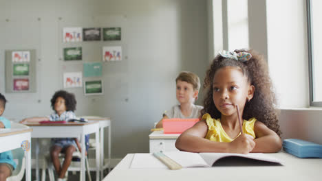 Animation-Des-Textes-„Zurück-Zur-Schule“-über-Fröhliche,-Abwechslungsreiche-Schulkinder-In-Der-Schule