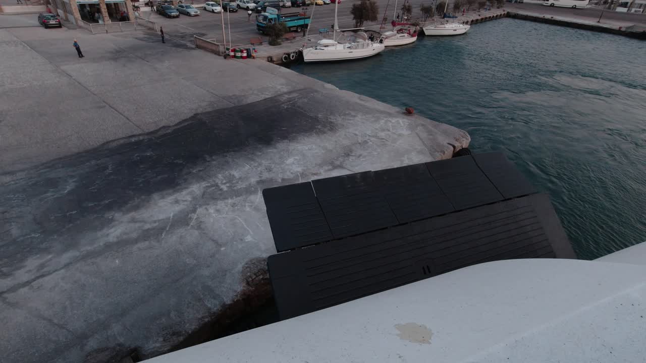 POV eines Schiffes, das den Hafen von Andros in Griechenland verlässt