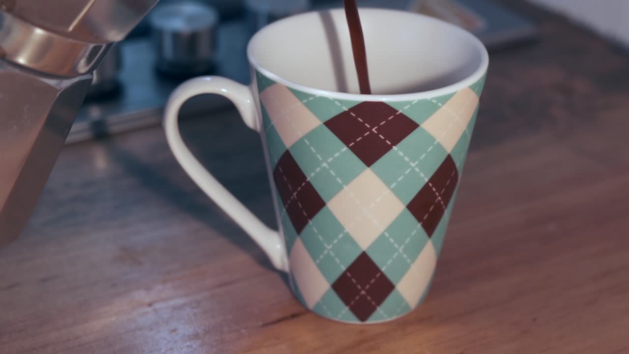 fabricante de espresso italiano río de café rico llenando taza ligera en la mesa de madera