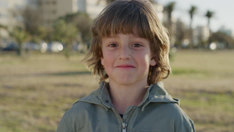 Retrato-Feliz-Niño-Caucásico-Riendo-Disfrutando-De-Un-Cálido-Día-De-Verano-Niño-Alegre-En-El-Fondo-Del-Parque-Urbano