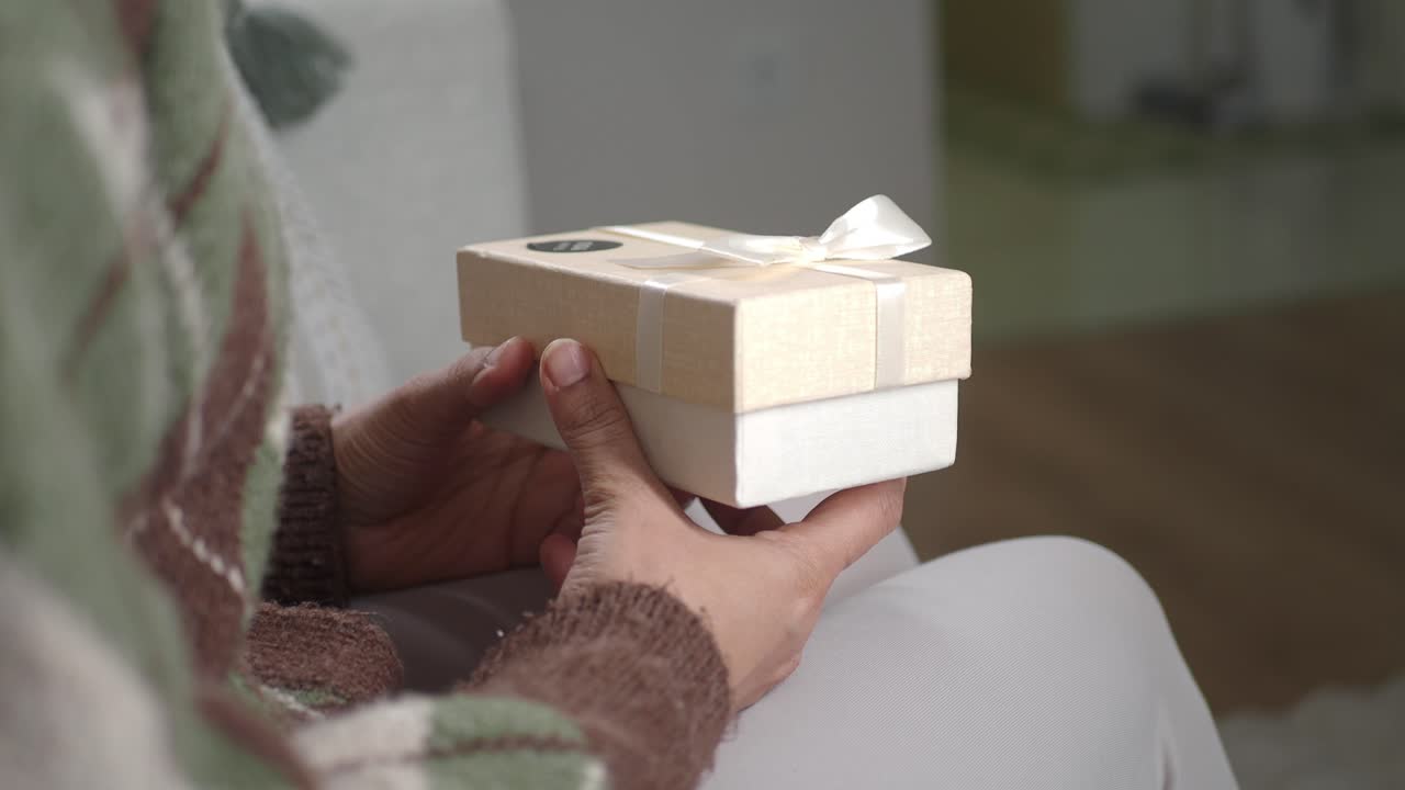 Una persona in possesso di una confezione regalo