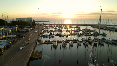 Filas-De-Veleros-Y-Yates-Atracados-En-El-Puerto-Deportivo-De-Gdynia-Con-Vistas-Al-Mar-Báltico-Y-Al-Atardecer-Dorado-En-Gdynia,-Polonia