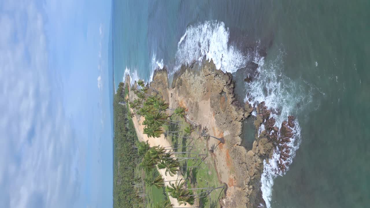 Vista aerea di onde che si infrangono sulla riva di