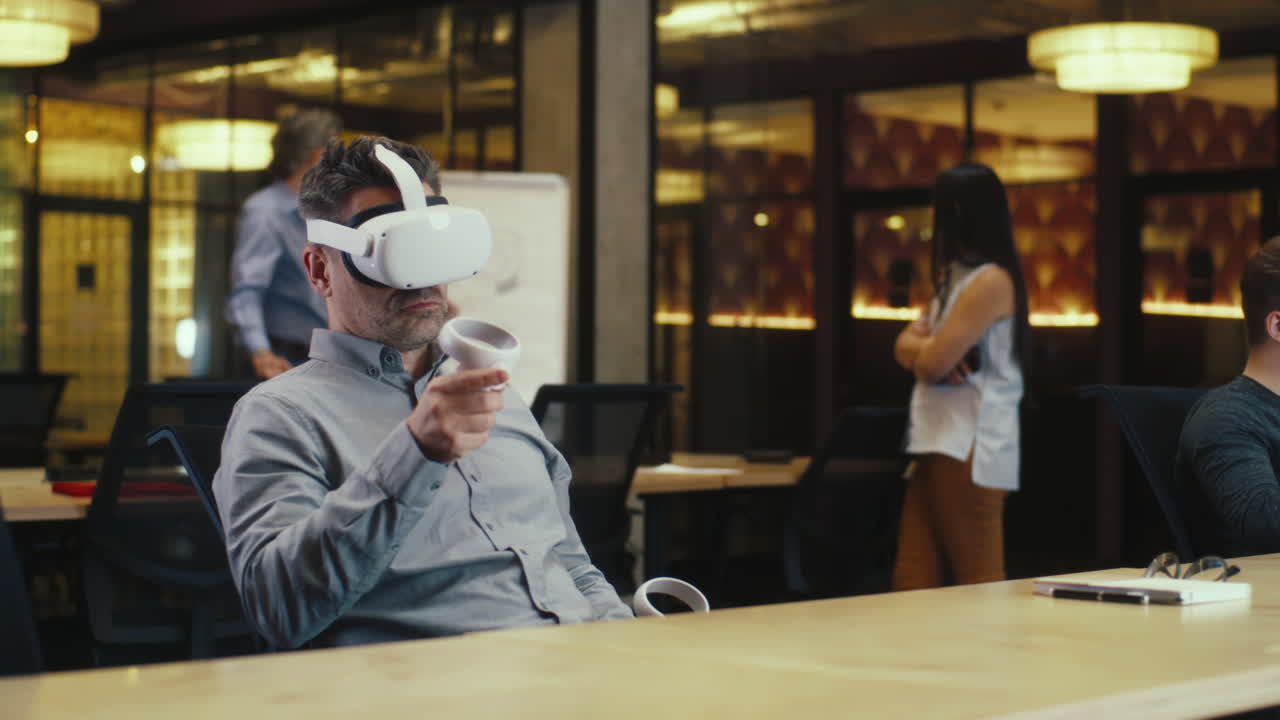 사무실에서 vr 헤드을 사용하는 사람