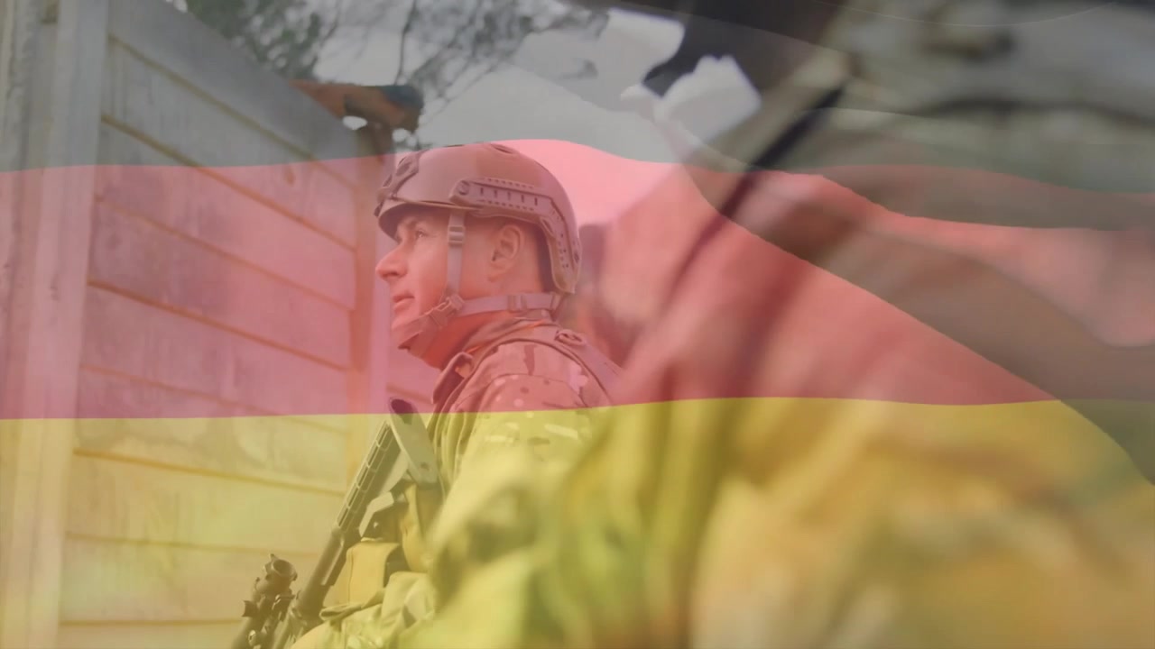 Soldato che emerge al bordo di un poligono militare e alza il fucile mentre scruta oltre una barriera per una missione