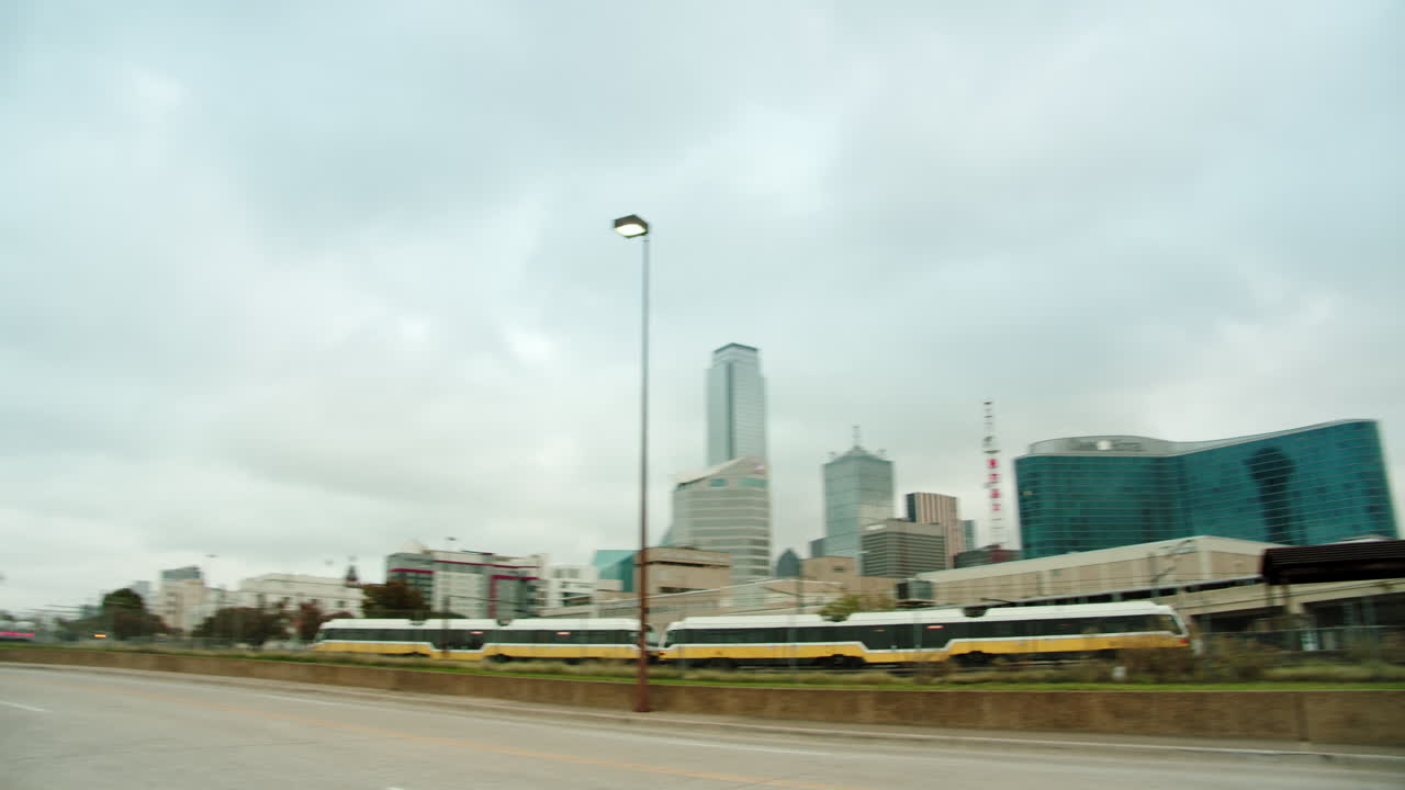 텍사스 주 달라스의 리유니온 타워와 기차의 전망