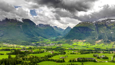 Byrkjelo-Hiperlapso-Aéreo-De-Nubes-Cambiantes-Sobre-Montañas-Escarpadas-En-El-Campo