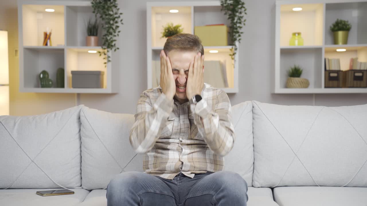 전화하고 있는 남자.