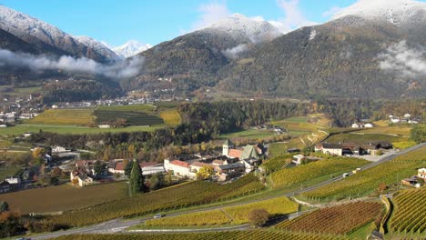 drone aereo sui vigneti in autunno a novacella, neustift alto adige