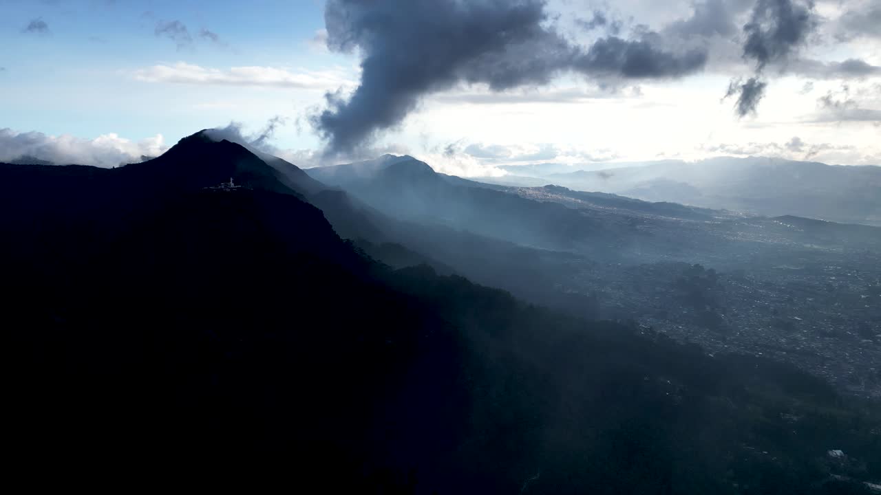 majestuosas vistas de guadalupe bogotá desde monserrate, vistas aéreas desde un drone