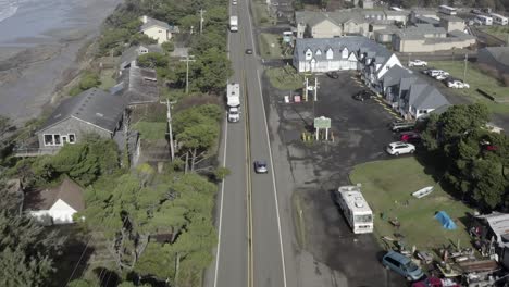 antena sobre la autopista 101 en oregon, autos y camiones, tarde clara y soleada