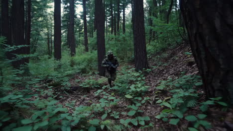 soldado en un bosque