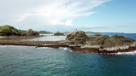 AERIAL-4K-People-Standing-on-Cliff-of-Ocean-Peninsula,-Indonesia