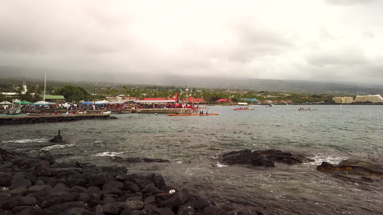 carrera de canoa comienza en la distancia en un día nublado