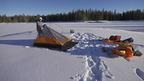 Mann-Baut-Sein-Zelt-Im-Schnee-Auf