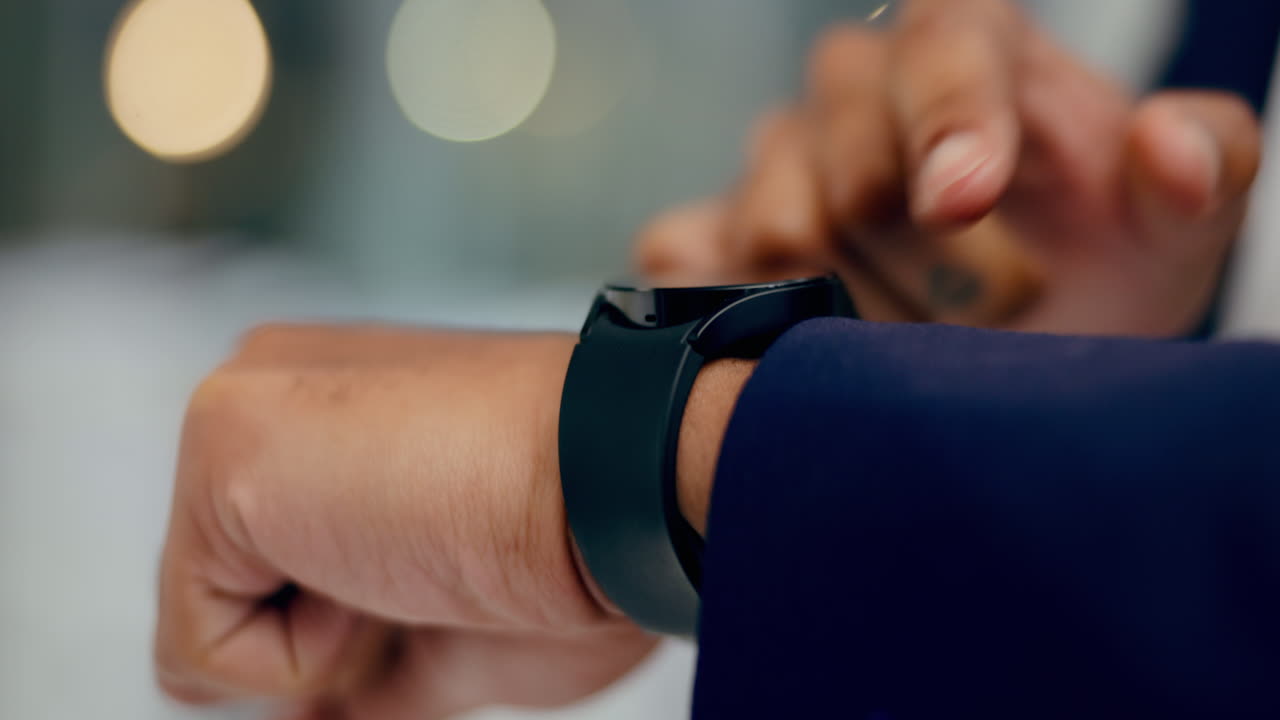 manos, reloj inteligente y primer plano del desplazamiento