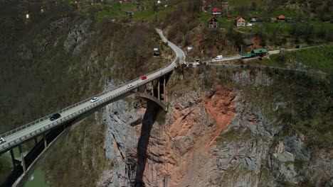 imágenes de drones de automóviles conduciendo sobre el puente durdevica tara en montenegro-1