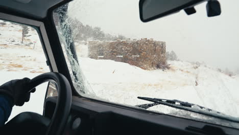 todoterreno a través de la carretera rural cubierta de nieve vista desde el interior de la vista de los conductores cerca de nederland boulder colorado