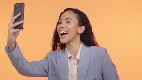 Mujer-De-Negocios,-Selfie-Y-Sonrisa-En-El-Estudio