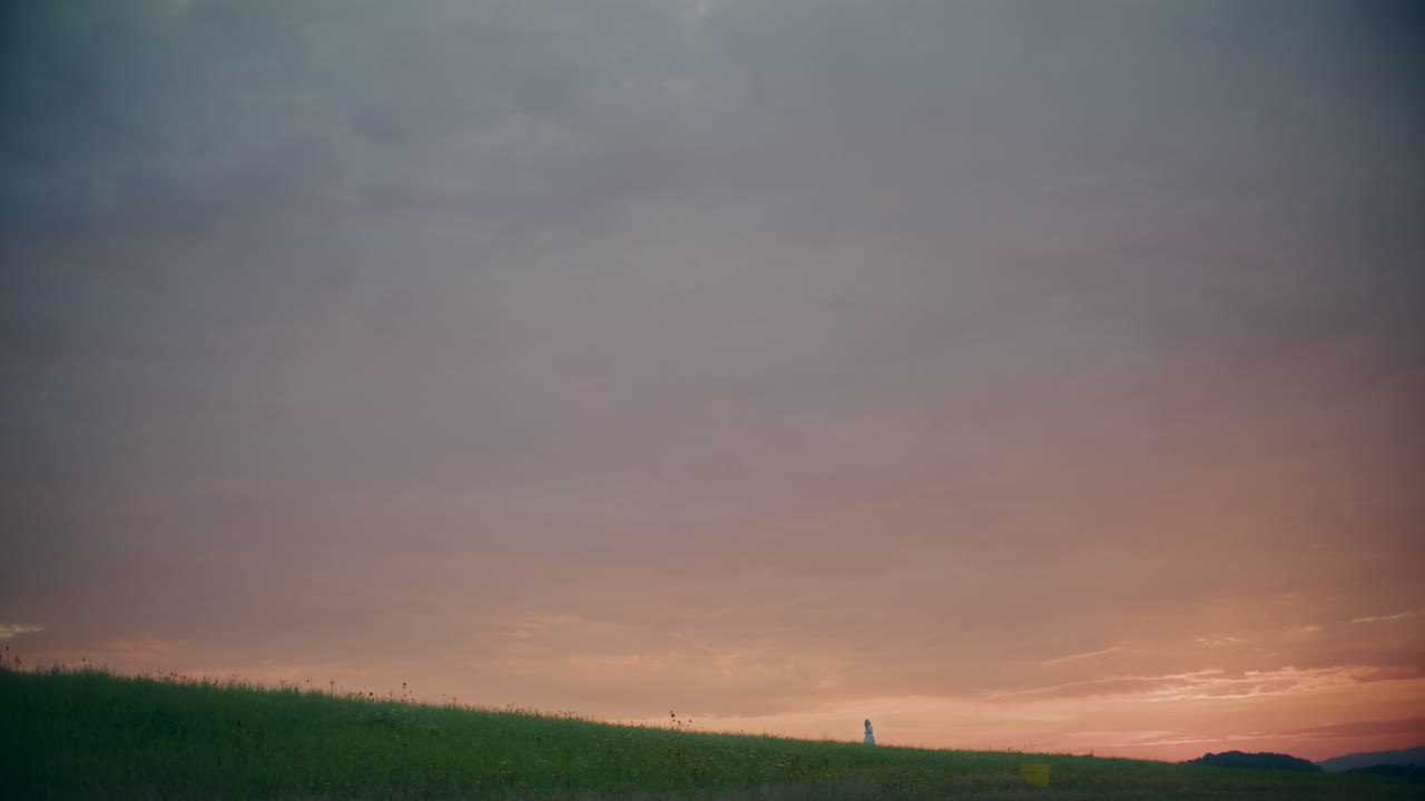 아름다운 해가 지는 황혼에 달리는 여자