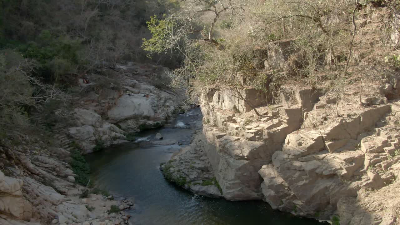 acantilados de piedra caliza con río que fluye en la selva de yelapa en jalisco, méxico