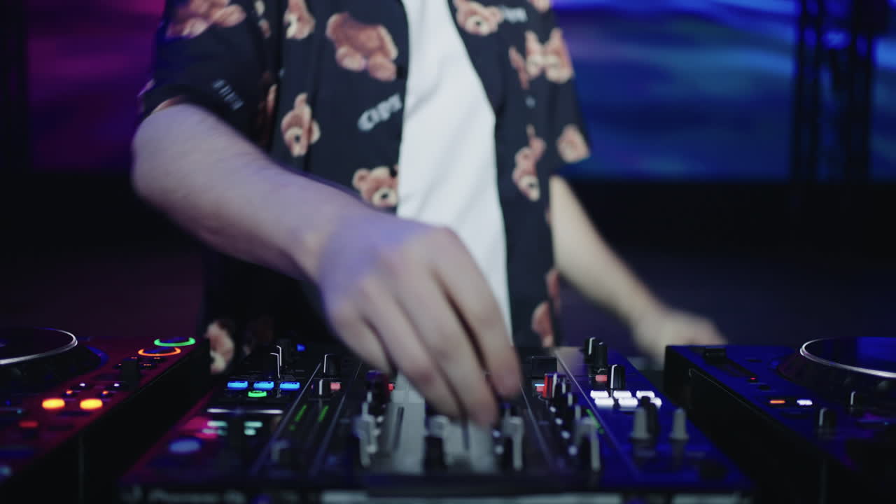 dj actuando en el escenario de un club nocturno