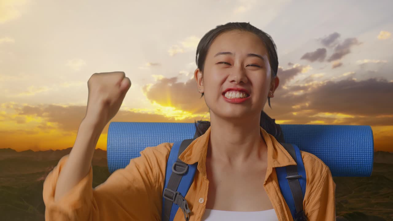 해가 지는 동안 행복한 여인 여행자