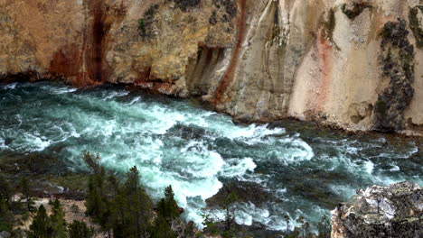 panorámica río abajo con el caudal del río yellowstone