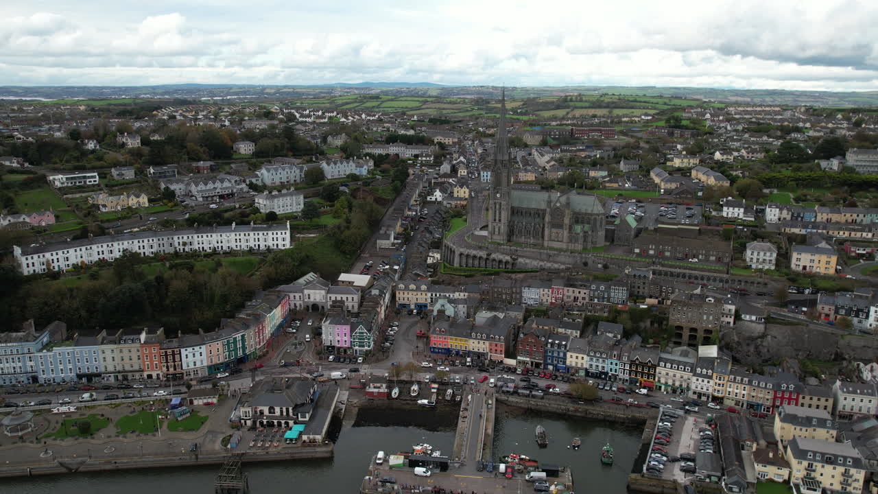 vista aérea de la ciudad de cobh y el puerto marítimo en la república de irlanda en un día nublado de otoño tiro con drones
