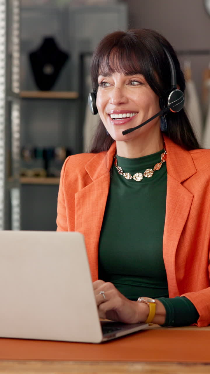 Agente felice del servizio clienti che parla con auricolare e usa il laptop