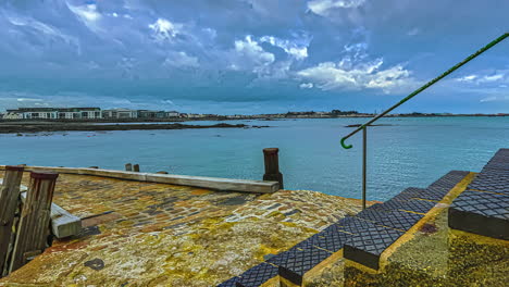 mareas oceánicas en aumento en una rampa de barco con escaleras