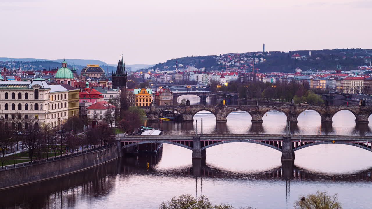 Timelapse di Praga dal giorno alla notte, ponti famosi e lampioni che si accendono