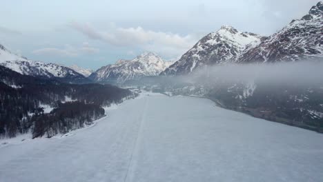 Gefrorener-Bergsee-In-Den-Schweizer-Alpen