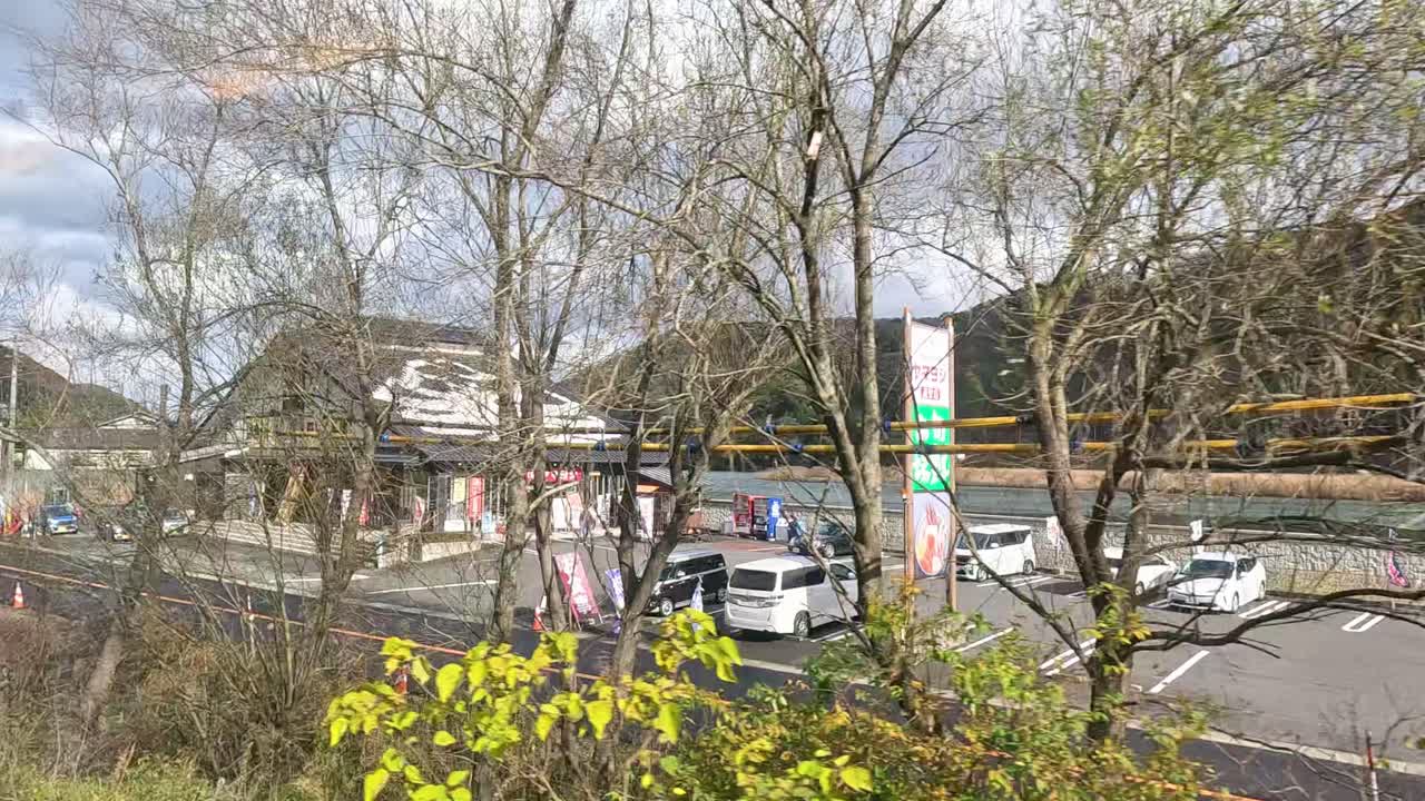 바다를 따라 도로로 이동하는 차량