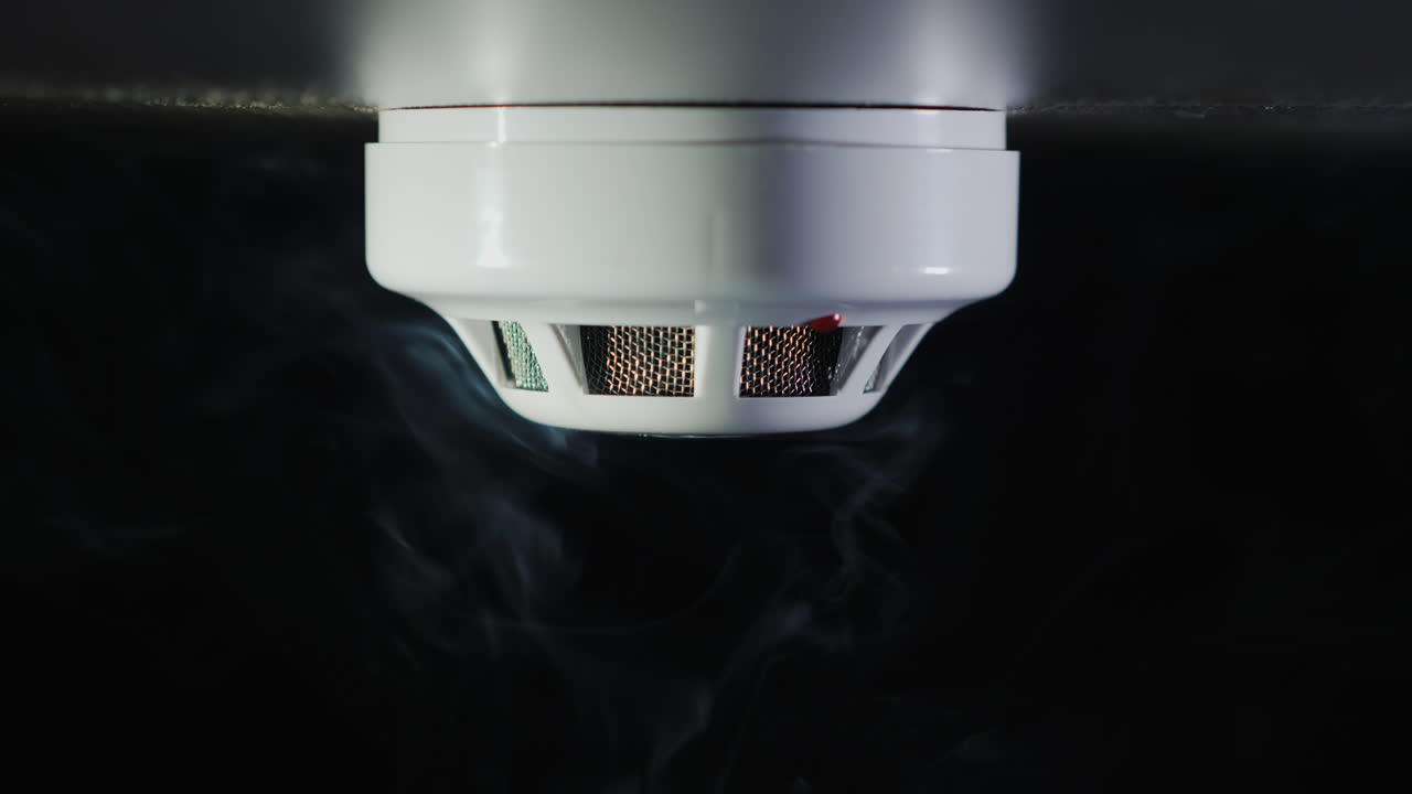 Vidéo de stock Premium Le détecteur de fumée est déclenché par un filet de dum le voyant rouge