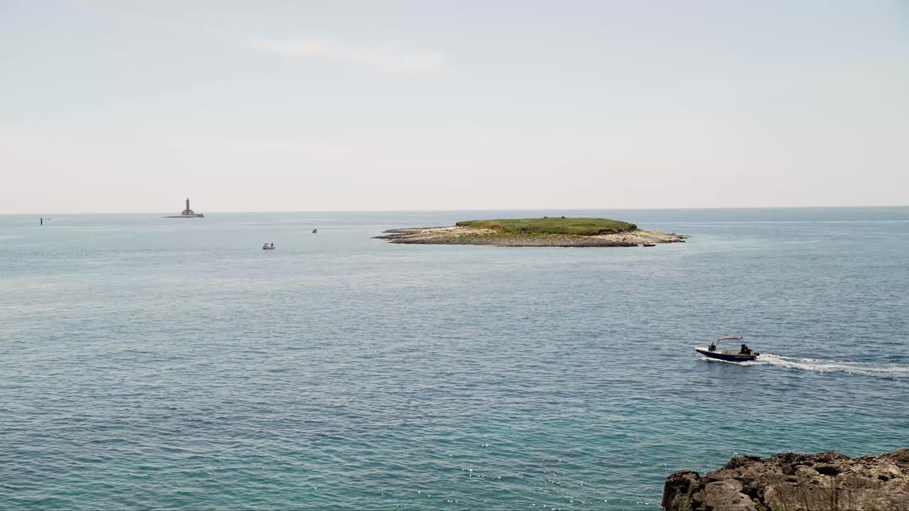 승무원 들 이 있는 모터 보트 가 푸른 바다 물 을 따라 여행 한다