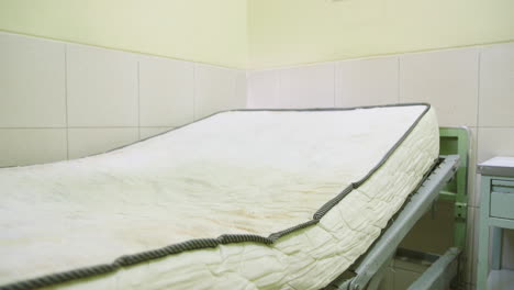una cama vacía en un hospital público peruano en ollantaytambo