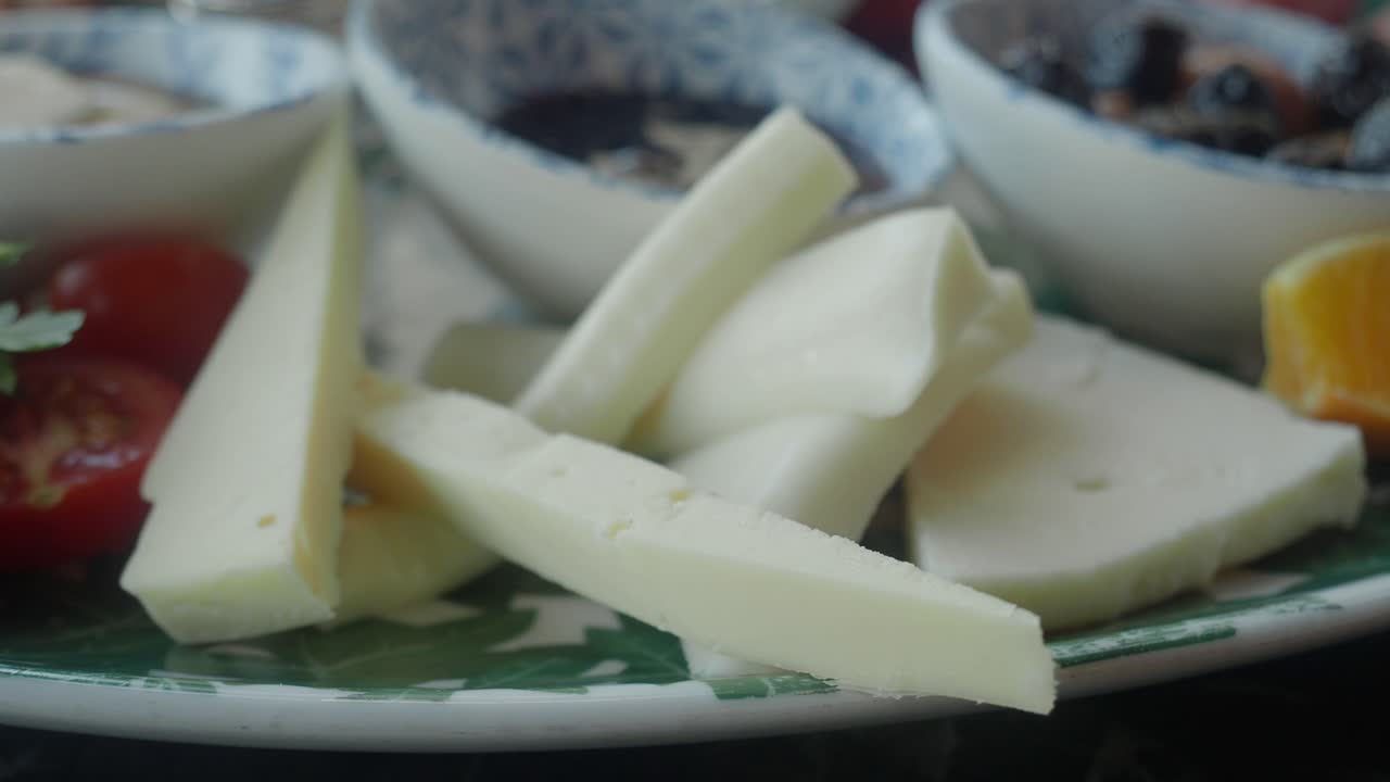 Primo piano di formaggio fresco e pomodori su un piatto da colazione