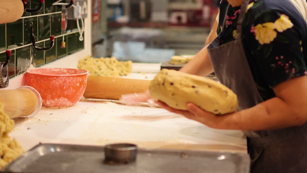 hornear pasteles galeses en el mercado de cardiff, gales