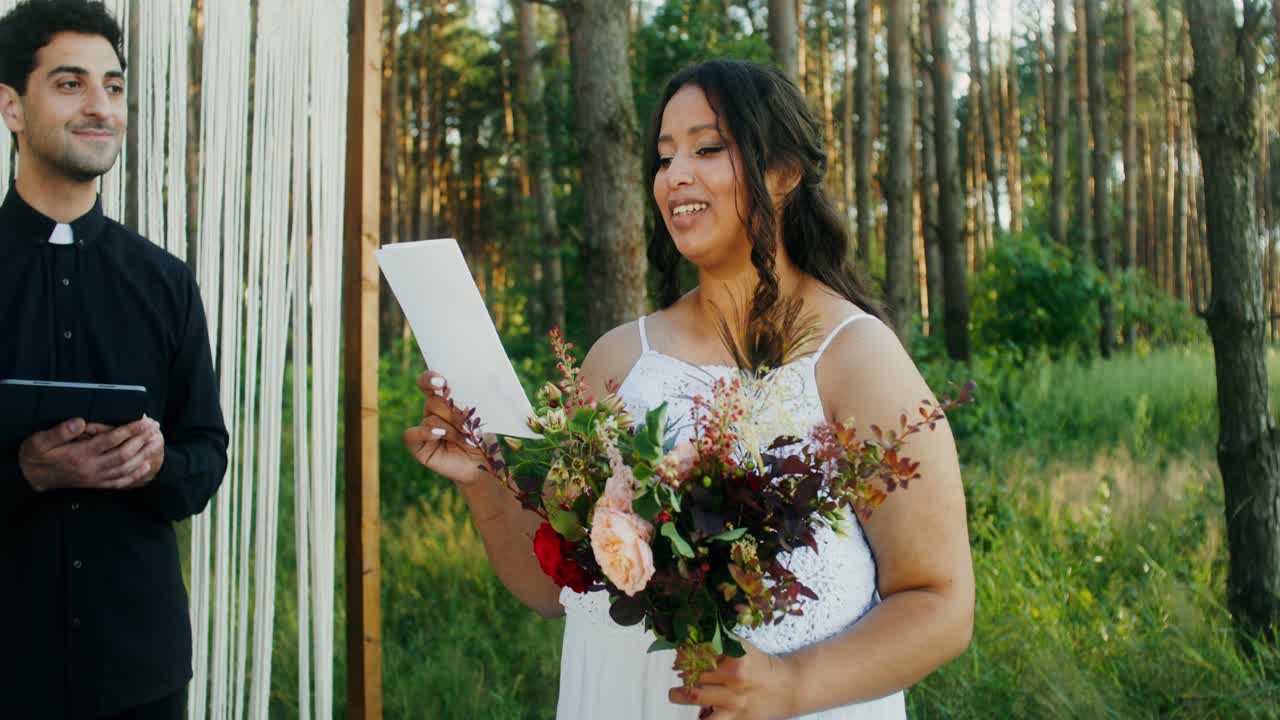Hochzeitszeremonie im Freien im Wald
