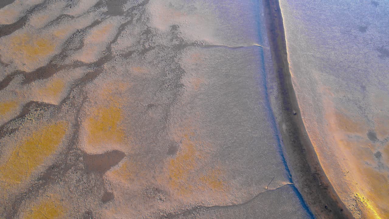 다채로운 습지를 흐르는 강, 공중 비행 샷