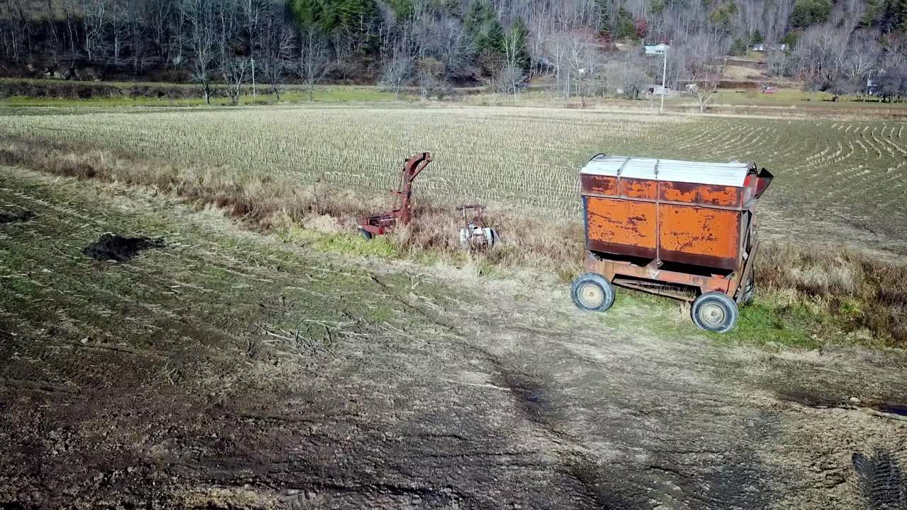 옥수수밭 공중에서 녹슬고 있는 농기계