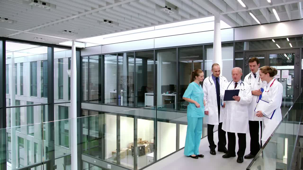 equipo de médicos discutiendo sobre el clipboard