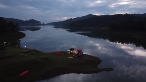 Acampar-Cerca-Del-Lago-Con-Un-Hermoso-Ambiente-Matutino