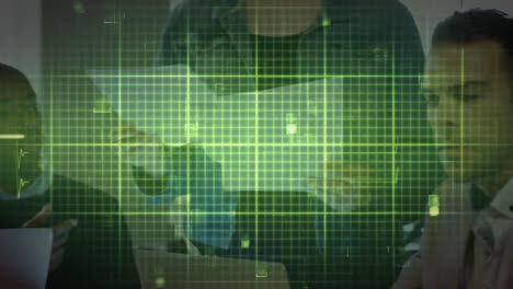 animación de la línea isoeléctrica sobre diversas personas de negocios que usan computadoras portátiles en la oficina