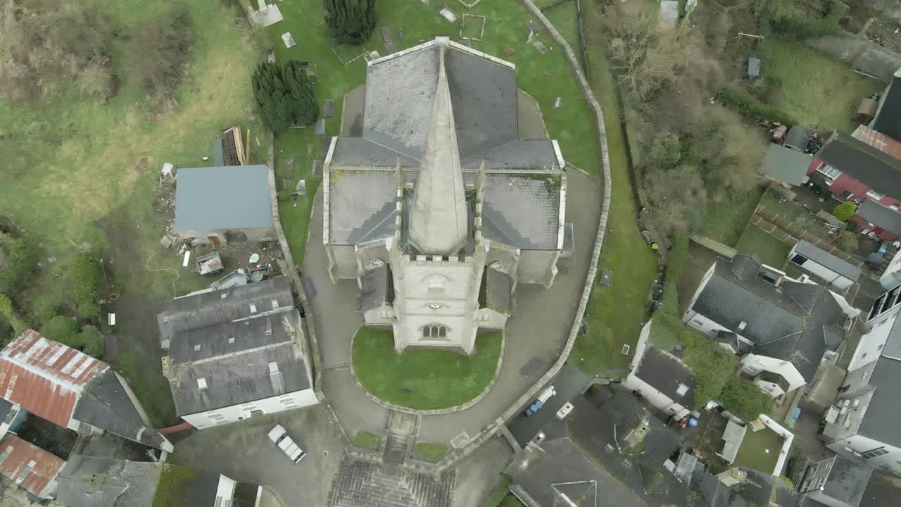 iglesia histórica de los clones en el condado de monaghan, irlanda, rodeada de vegetación, vista aérea