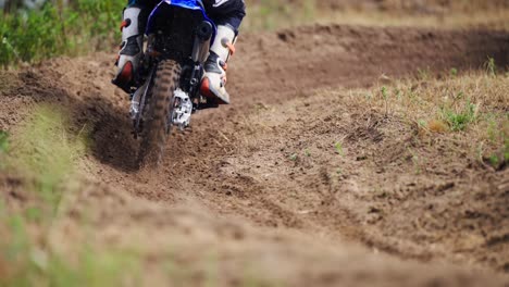 Motocross-rennfahrer-Passieren-Kurvensandfeldweg-In-Zeitlupe